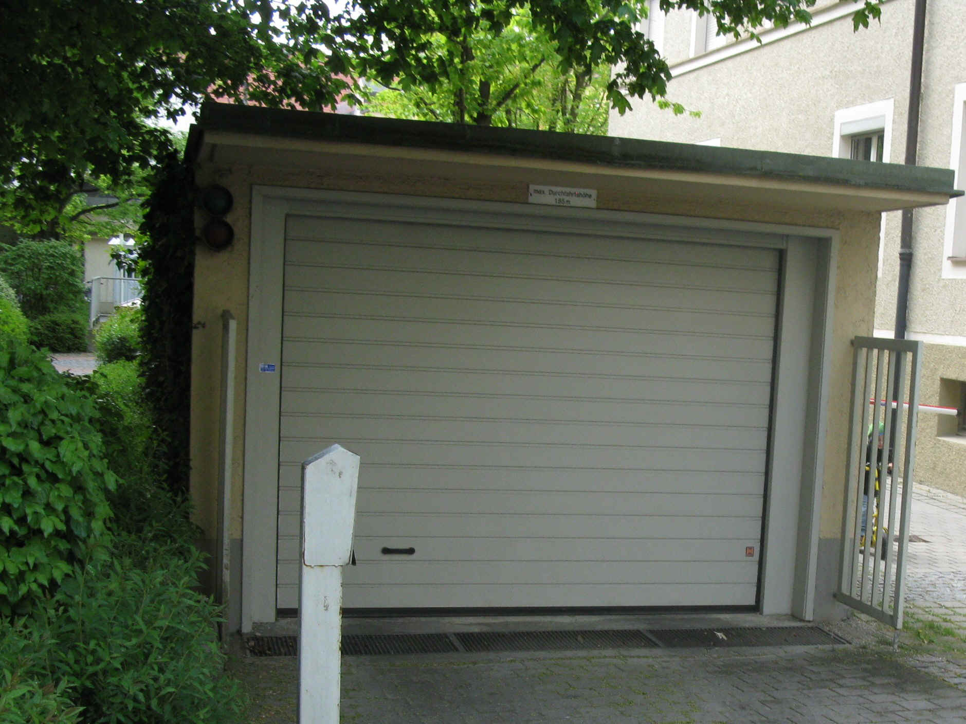 garage.JPG (18509 Byte)