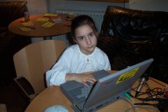 lucia_am_laptop.jpg (7748 Byte)