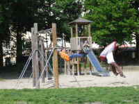 spielplatz_parcour.jpg (45873 Byte)