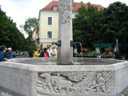 geschichtsbrunnen.jpg (22007 Byte)