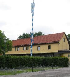 leiberheim_mit_maibaum.jpg (10582 Byte)